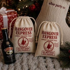 Puede incluir: Dos bolsas de tela beige con cordón que presentan texto rojo que dice HANGOVER EXPRESS, EXPRESS DELIVERY FROM, THE NORTH POLE y DO NOT OPEN UNTIL MORNING, con un gráfico de un árbol de Navidad y una copa de vino en un sello circular.