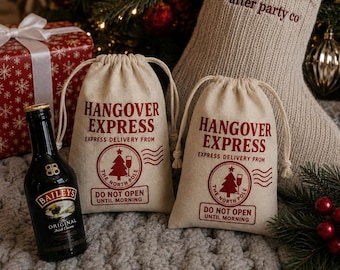 Pode incluir: Dois sacos de tecido bege com cordão, apresentando texto vermelho que diz HANGOVER EXPRESS, EXPRESS DELIVERY FROM, THE NORTH POLE e DO NOT OPEN UNTIL MORNING, com um gráfico de uma árvore de Natal e uma taça de vinho num selo circular.