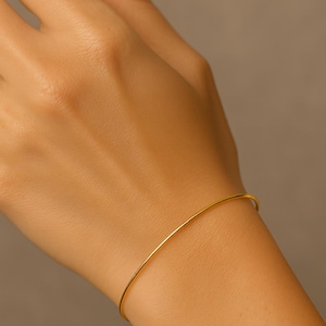 Bracciale rigido in oro massiccio fatto a mano: bracciale delicato e minimalista