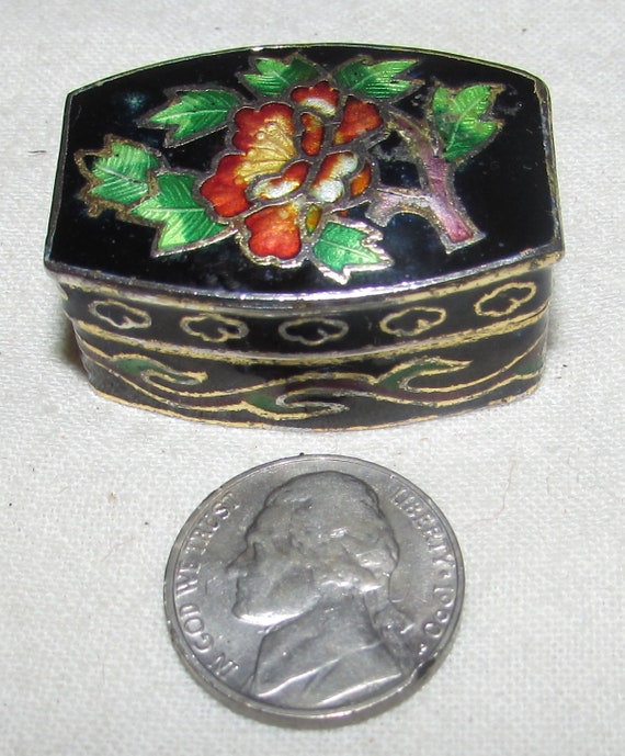 Vintage Chinese Cloisonne Pill Box, Black with Or… - image 3