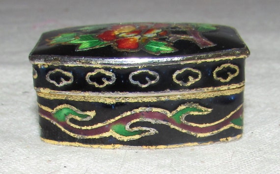 Vintage Chinese Cloisonne Pill Box, Black with Or… - image 2