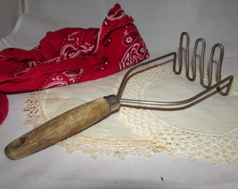 Vintage Bent Wire Head Potato Masher with Wood Handle, 40s, kitchen utensil, wooden