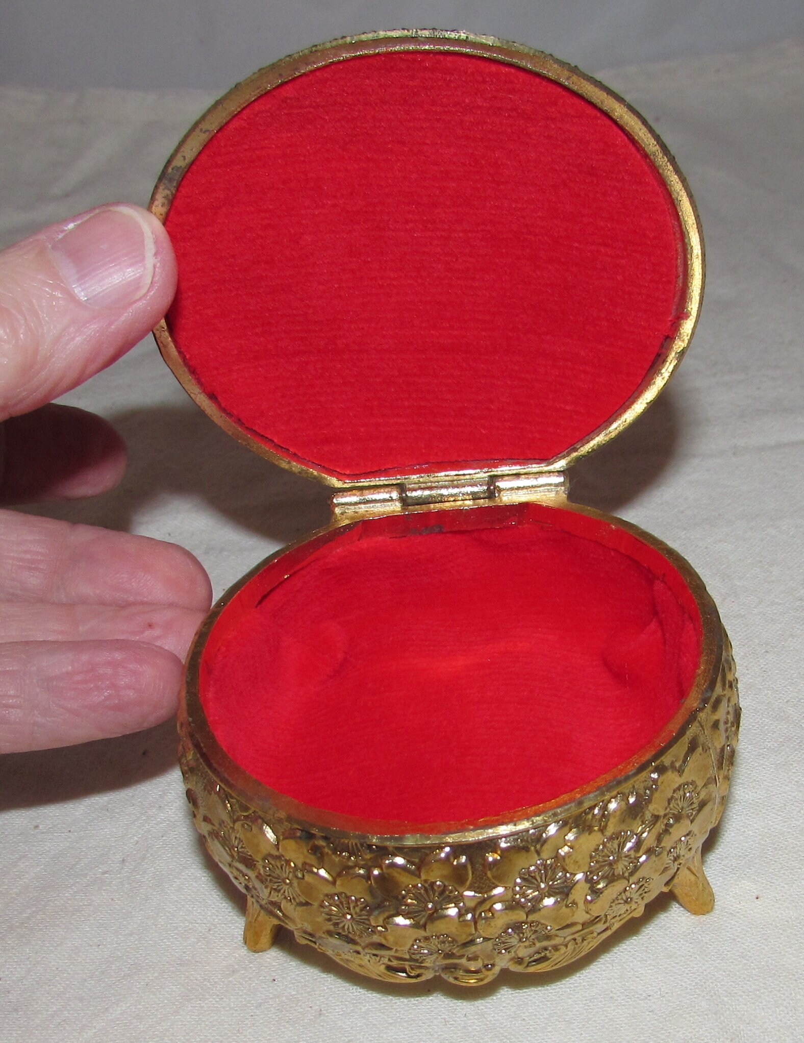 Small Round Vintage Gold Tone Metal Jewelry Box W/ Hinged Small Round Vintage Gold Tone Metal Jewelry Box W/ Hinged