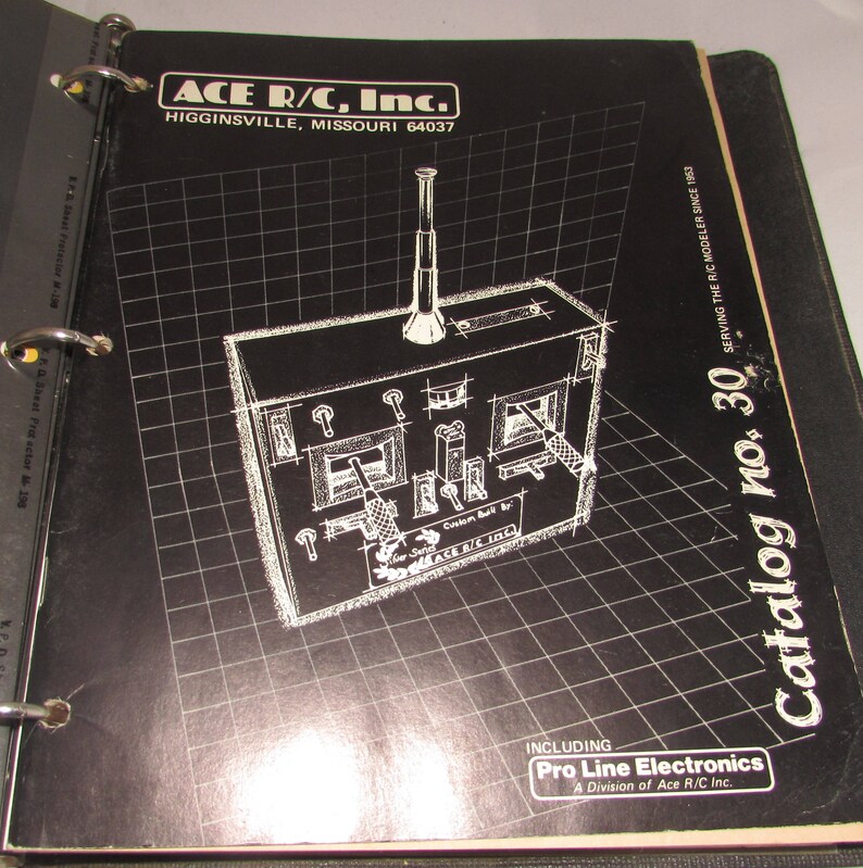 Puede incluir: Portada de cat&aacute;logo negra con un patr&oacute;n de cuadr&iacute;cula blanca y una ilustraci&oacute;n detallada de un transmisor de radiocontrol. El texto "ACE R/C, Inc." y "Catalog no. 30" son visibles. Incluye la divisi&oacute;n "Pro Line Electronics".