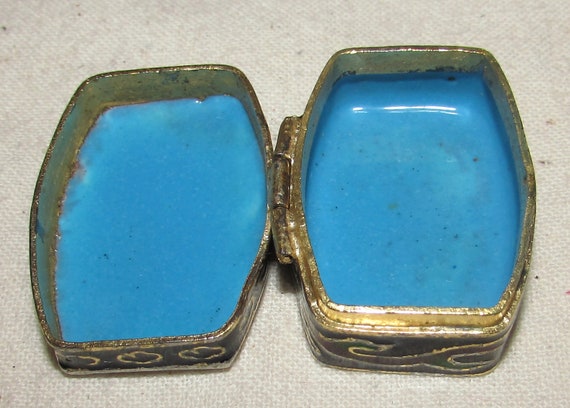 Vintage Chinese Cloisonne Pill Box, Black with Or… - image 4
