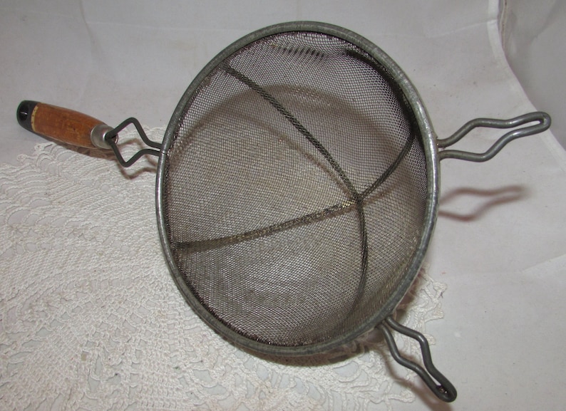 baking sifting utensil kitchenware Vintage Ekco Hand Flour Sifter w Black Wood Handle