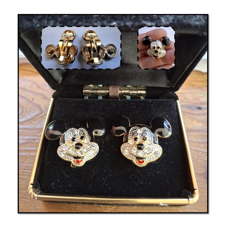 Puede incluir: Pendientes de clip de Mickey Mouse con orejas negras, boca roja y cara incrustada con brillantes transparentes. Los pendientes se muestran en una caja de joyer&iacute;a forrada de terciopelo negro con ribete dorado. Im&aacute;genes adicionales muestran los respaldos de clip.