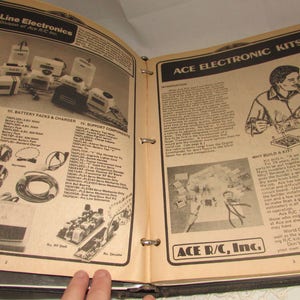 Puede incluir: Libro abierto con p&aacute;ginas que presentan anuncios antiguos de Pro Line Electronics y Ace Electronic Kits. Las p&aacute;ginas muestran im&aacute;genes de productos y descripciones de componentes de radiocontrol.