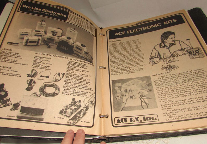 Puede incluir: Libro abierto con p&aacute;ginas que presentan anuncios antiguos de Pro Line Electronics y Ace Electronic Kits. Las p&aacute;ginas muestran im&aacute;genes de productos y descripciones de componentes de radiocontrol.