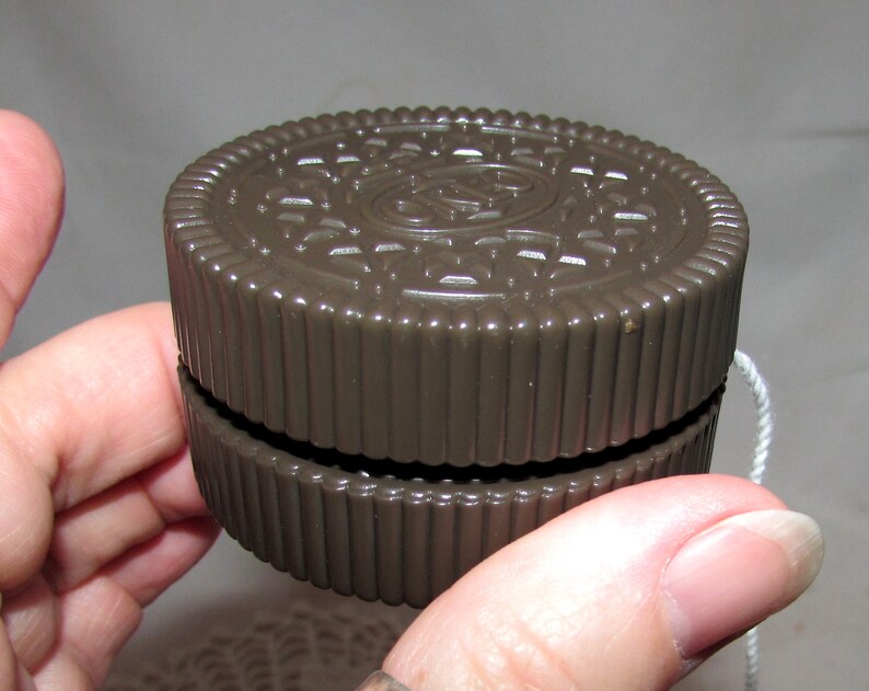 Vintage Nabisco Brown Plastic Oreo Cookie Yo-Yo Toy
