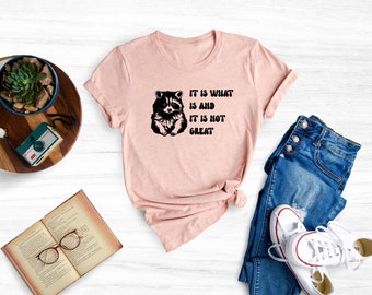 Esthetisch preppy shirt, het is wat het is en het is niet geweldig shirt, wasbeer meme T shirt, citeer shirts, stemmingsgeschenken, grappig humeur shirt,