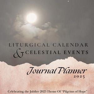 Puede incluir: Un planificador de diario rosa y gris con el texto "Liturgical Calendar & Celestial Events" y "Journal Planner 2025" en la portada. La portada también incluye el texto "Celebrating the Jubilee 2025 Theme Of "Pilgrims of Hope" with the Church Calendar & Nature's Celestial Events".