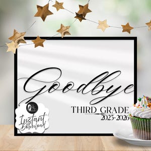 Könnte beinhalten: Gerahmter weißer Druck mit dem Wort "Goodbye" in eleganter Schrift, darunter "Third Grade 2025-2026" und ein Cupcake auf einem Teller. Goldene Sternengirlande hängt darüber. Ein Aufkleber lautet "Sofort-Download".