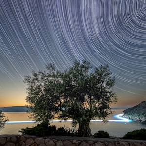 PISTAS DE ESTRELLAS en la COSTA - mural, paisaje de cielo nocturno, cielo estrellado, lienzo por la noche, startrails, astrofotografía, Mediterráneo, arte de pared