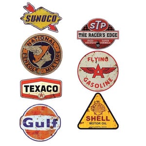 Può includere: Collezione di insegne in metallo in stile vintage con classici marchi di olio e benzina. Include Sunoco, STP, Texaco, Gulf, Shell Motor Oil e altri. Ogni insegna ha un aspetto invecchiato e usurato con colori vivaci e testo in grassetto.
