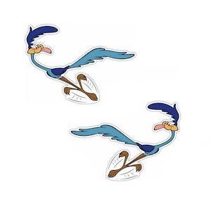 Puede incluir: Dos pegatinas de dibujos animados del personaje Correcaminos en plena carrera. El Correcaminos es azul con pico amarillo, cuello largo y cresta azul. Las pegatinas tienen borde blanco y están sobre fondo blanco.