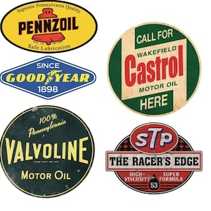Puede incluir: Una colección de letreros vintage de aceite de motor y servicio automotriz. Los letreros incluyen "Pennzoil", "Goodyear", "Valvoline", "Castrol" y "STP". Cada letrero presenta un diseño y esquema de color únicos.