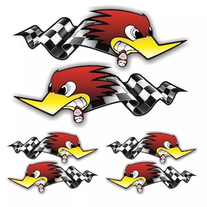 Op de afbeelding: Een verzameling cartoonstickers met een rode specht met een gele snavel en een geblokte vlag. De specht heeft een boze uitdrukking en een klein label dat uit zijn mond hangt. Geschikt voor auto- of racethema's.