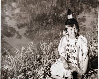 Original c1950 Native American Indian Mädchen auf Decke Kunstfotografie 11x14 "O / B