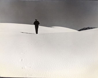 1940er Jahre Kunstfotografie an Bord eines Mannes, der Fußabdrücke im Wüstensand wandelt, 11 x 14 Zoll