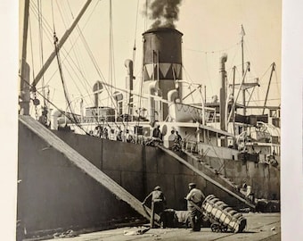 1953 Photographie d'art sur panneau « Le long de la levée » par Firth Wharf Shipping
