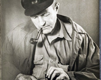 1940 Kunstfotografie an Bord eines Jägers, der eine Schrotflinte raucht, Pfeifenmann, 35,6 x 27,9 cm