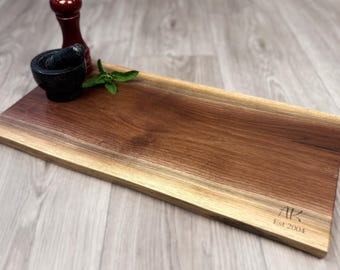 Personlig charkuteribräda i valnöt med live edge, handgjord serveringsbricka i trä, specialgraverad skärbräda, bröllops- och inflyttningspresent