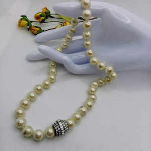 Vintage White Faux Glass Pear Beaded Necklace Clear Rhinestones Silver Tone Magnetic Clasp Women Costume Jewelry Gift