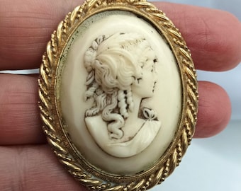 Vintage Sarah Coventry Cameo Pendant Necklace, Gold Tone