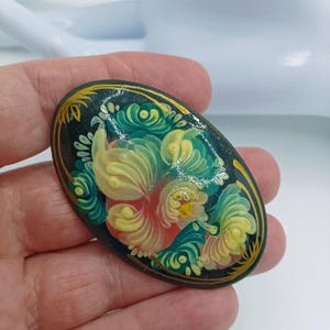 Vintage Traditional Russian Folk Art Lacquer Hand Painted Oval Pin Brooch Women Costume Jewelry Gift Signed