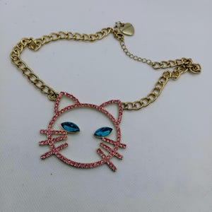 Betsey Johnson Large Cat Head Pendants Rhinestones Gold Tone Chain Necklace Women Girl Young Lady&#39;s Costume Jewelry Gift