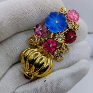 Vintage Signed Trifari Gold Tone Molded Glass Flower  Bouquet Pot Rhinestone Gold Tone Tutti Frutti Women Unisex Costume Jewelry Gifts Unwor