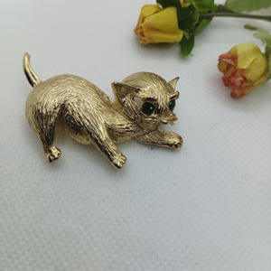 Vintage goudkleurige groen glas strass steentjes kattenoog mini kleine pin broche kostuumsieraden cadeau kat neerstrijkt