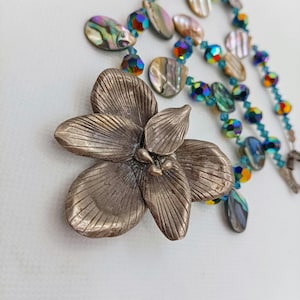 Vintage Hand Made Abalone Shell  Peacock Carnival Glass  Silver Tone Lotus Flower Beaded Necklace Choker Women Costume Jewelry Gift