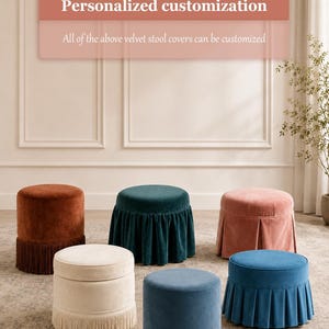 Op de afbeelding: Zes ronde fluwelen krukhoezen in diverse kleuren zoals roest, teal, roze, crème en blauw. Sommige hebben geplooide rokken of franjes. Een tekstvak bovenaan vermeldt: Personalized customization. All of the above velvet stool covers can be customized.