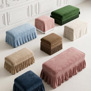 Op de afbeelding: Een collectie rechthoekige en vierkante voetenbanken in diverse kleuren, waaronder groen, blauw, roze, beige en bruin. Deze gestoffeerde voetenbanken zijn voorzien van stoffen rokken met plooien of franjes, wat zorgt voor een zachte, textuurrijke uitstraling.