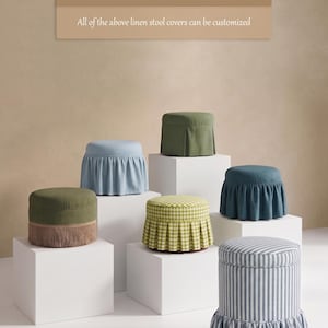 Op de afbeelding: Zes ronde linnen krukhoezen in diverse kleuren en patronen, waaronder olijfgroen met franjes, lichtblauw met ruches, saliegroen met plooien, groen gingham, donkerblauwgroen met ruches en blauwe strepen. Tekst: Personalized customization.