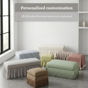 Op de afbeelding: Een collectie rechthoekige en vierkante linnen krukhoezen in diverse kleuren en patronen, waaronder blauwe strepen, bruine strepen, effen beige, groen, roze en lichtgrijs. Een grijze banner toont de tekst Personalized customization.