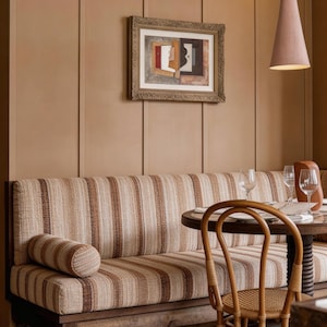 Boho Gewebte gestreifte Bankettbank mit Zylinderkissen | Massivholzrahmen Restaurant Sofa für Essecke