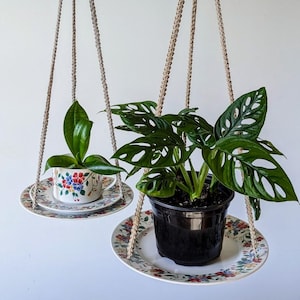 Upcycled Plant Hanger - Unique Houseplant Accessory, Vintage Plate with Floral Pattern Design, Crochet Hemp Cord, Sustainable Hanging Stand