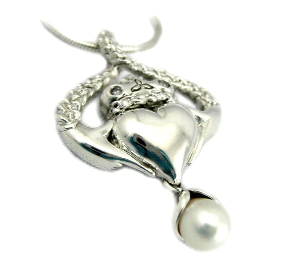 Claddagh pearl necklace discount