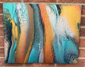 Puede incluir: Pintura abstracta sobre lienzo con líneas fluidas de pintura turquesa, amarilla, naranja, marrón y blanca. La pintura tiene un aspecto texturizado y marmoleado.