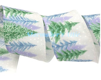 Puede incluir: Cinta blanca con un diseño de bosque invernal. La cinta presenta un patrón repetido de abetos verdes y azules con un tono morado claro y pequeños puntos blancos. La cinta está rizada y tiene un acabado satinado.