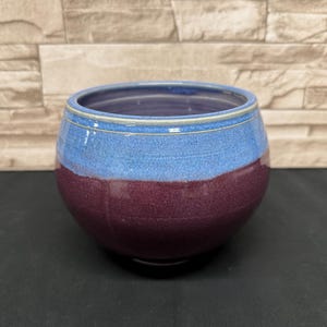 Macetero de porcelana hecho a mano en torno de alfarero – Recipiente de cerámica esmaltada en color ciruela y azul – Centro de mesa con jarrón artesanal