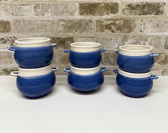 Handgemachte französische Keramik-Zwiebelsuppe - blau-weiße Keramik mit Griffen - wird einzeln verkauft
