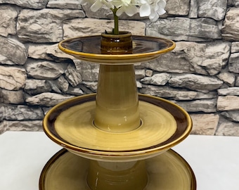 Handgemachter 3-stöckiger Keramik Dessert Ständer mit Blumenvase | Getöpferte Keramik Cupcake Stand | Rustikale Hochzeit