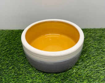 Handgemachte Schale aus Porzellan, auf Töpferscheibe geworfen - Moderne minimalistische Servierschale - Innen gelb glasiert