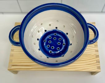 Handgefertigtes Beerensieb aus Keramik - Sieb aus blauem und weißem Porzellan mit Griffen (einzeln erhältlich)