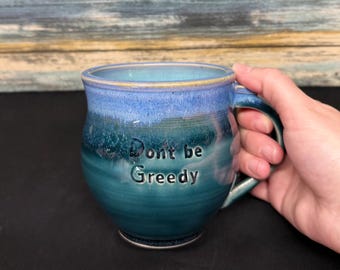 "Handgemachte übergroße ""Don't be Greedy""-Tasse - Von Agatha Christie inspirierte Keramiktasse - 20 Unzen Keramiktasse - Literarisches Geschenk."