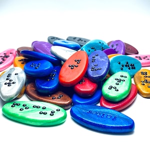 Lot de CINQ galets de poche en braille - 1 à 5 lettre(s) - Mots inspirants - Mots réconfortants - FABRIQUÉ sur COMMANDE